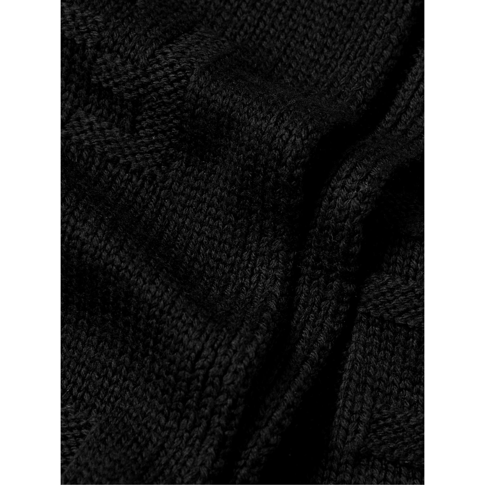 Fendi FF Wool Scarf: Luxurious Jacquard Warmth, Italian-Made Elegance