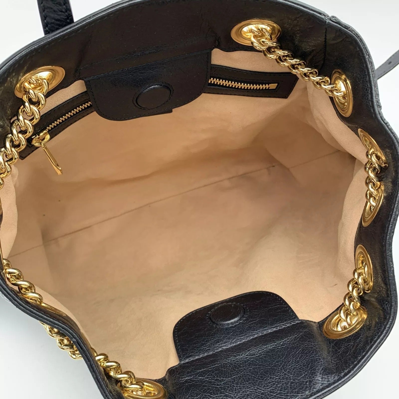 Gucci Zumi: Timeless Black Leather Backpack with Chic Gold Accents