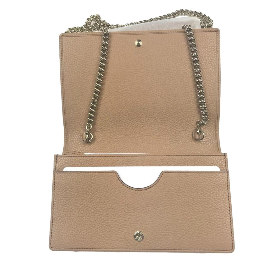 Gucci Soho Chain Wallet: Versatile Beige Leather Crossbody Clutch