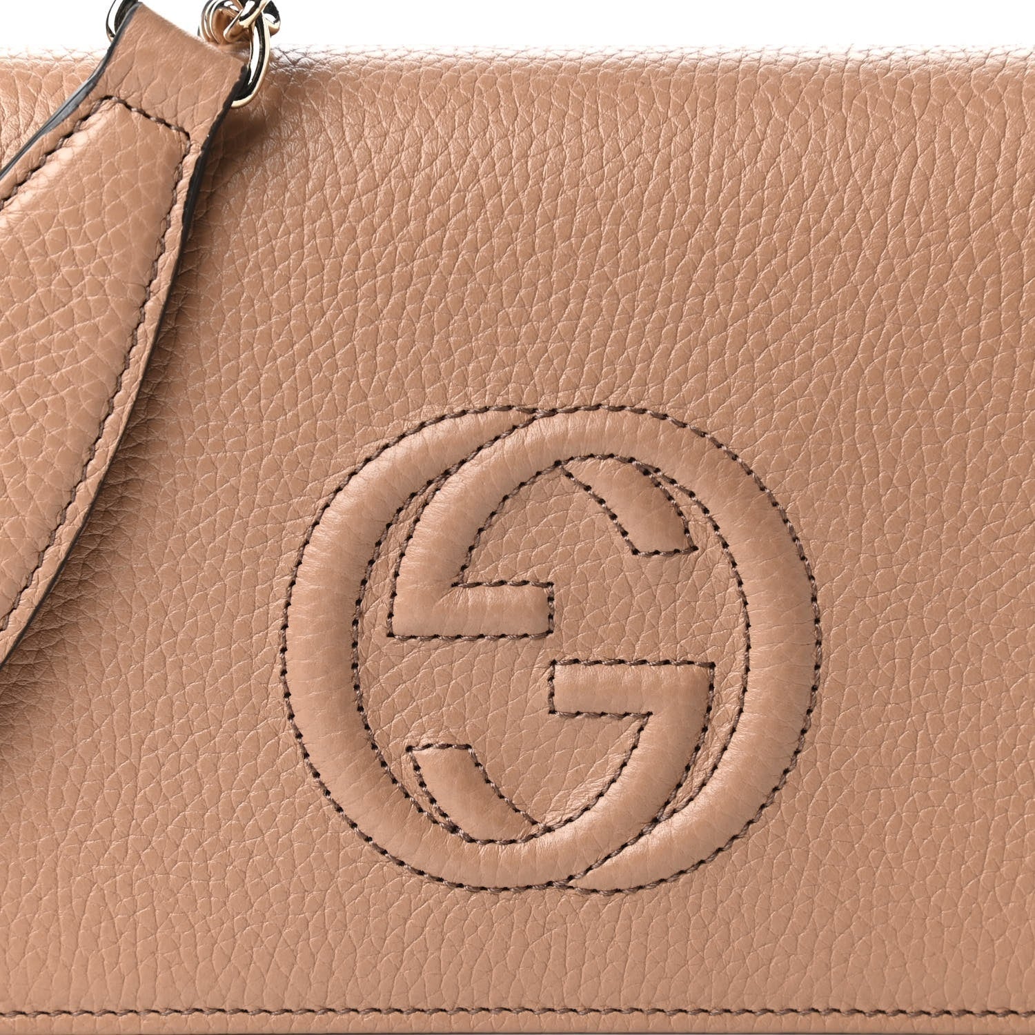 Gucci Soho Chain Wallet: Versatile Beige Leather Crossbody Clutch
