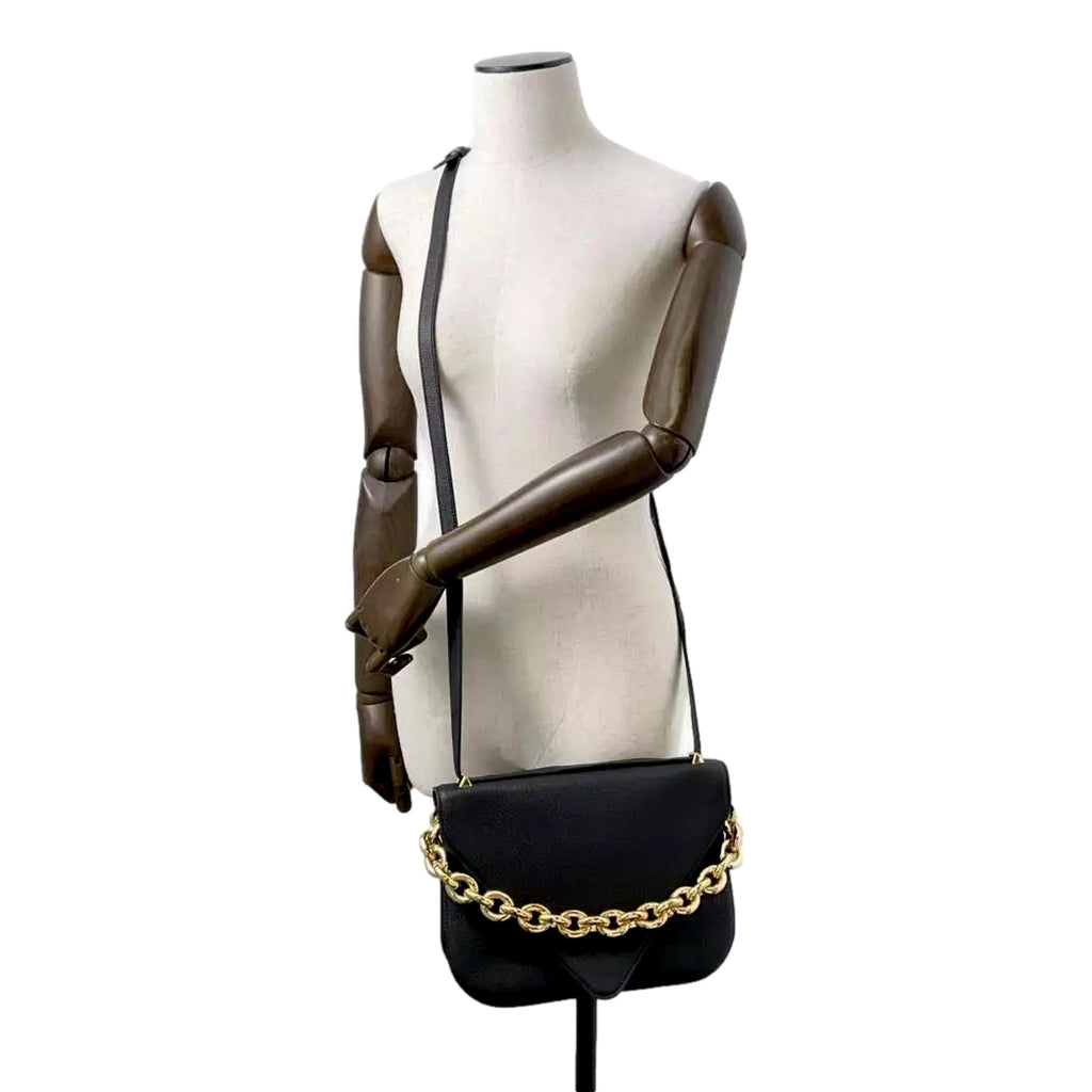 Bottega Veneta Shoulder Bag: Elegant Black & Gold Leather Purse
