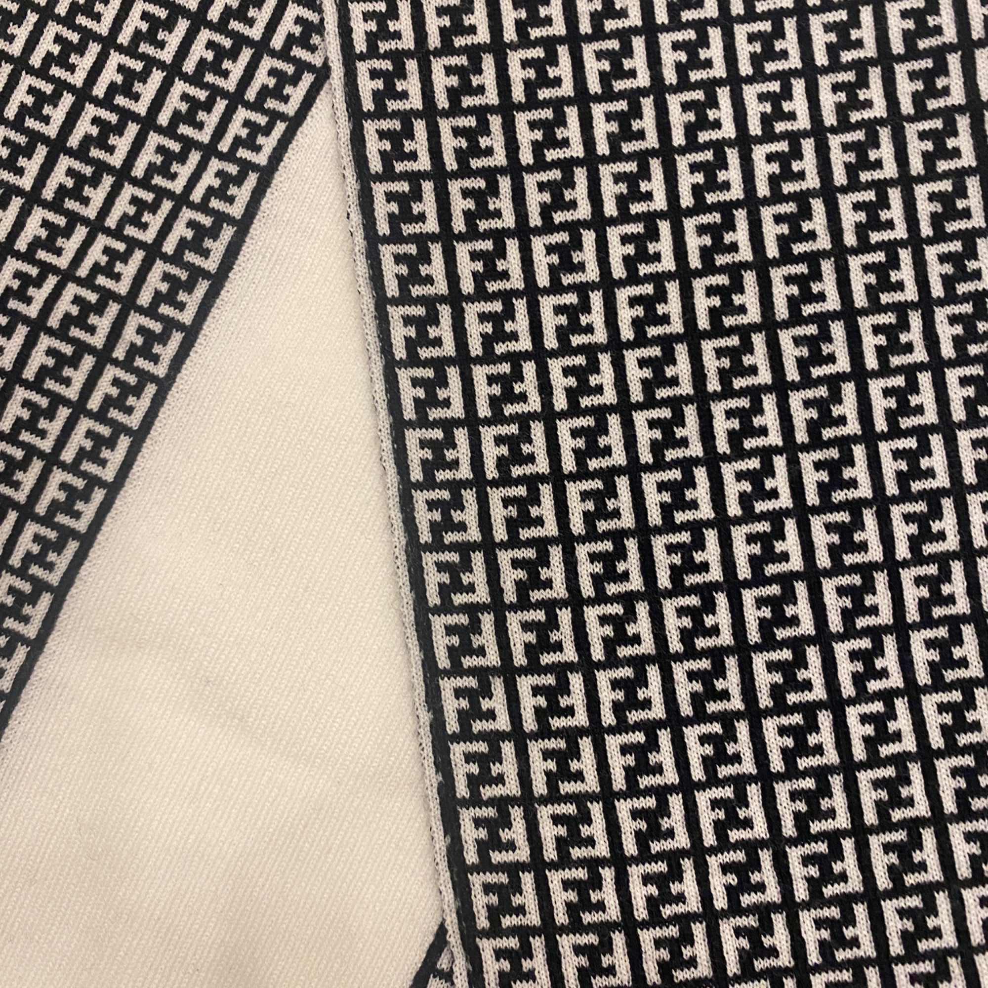 Fendi Scarf: Luxurious Nero & Bianco Wool Scarf with FF Pattern